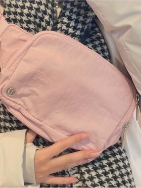 lululemon athletica Everywhere Large Pink Haze Crossbody Bag